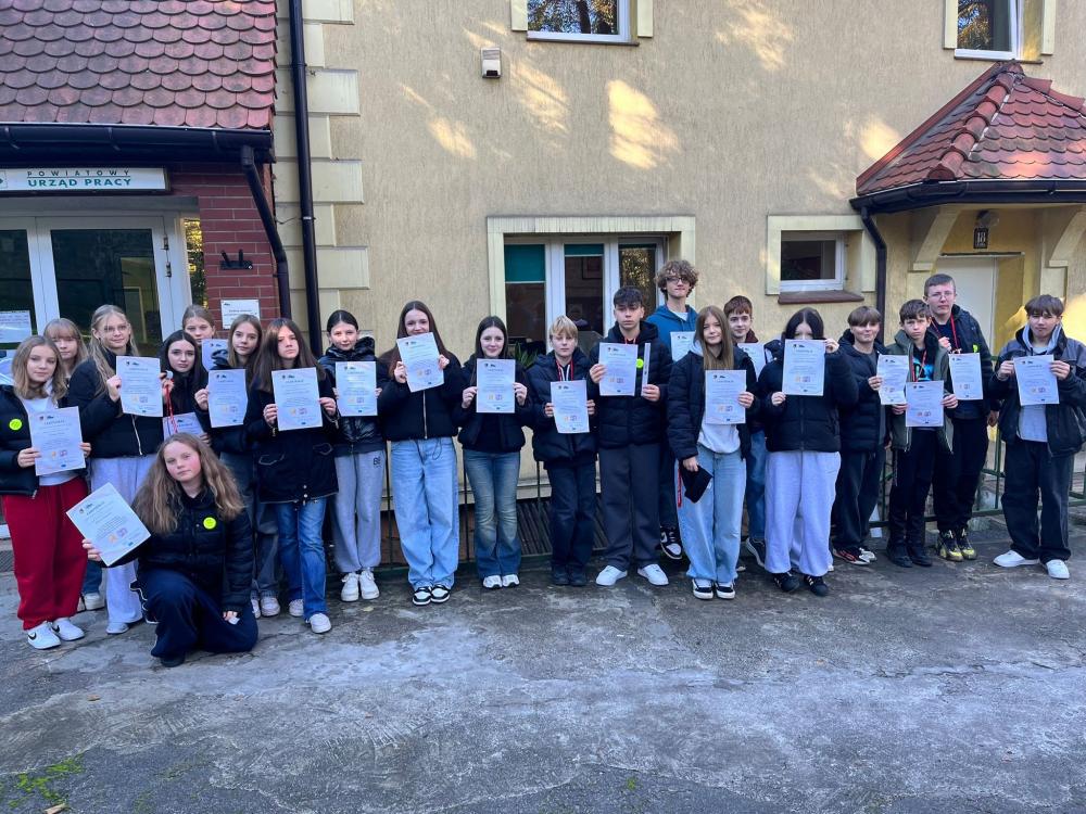 zdjęcie uczniów z klasy 7 ze Szkoły Podstawowej nr 3 w Złotoryi